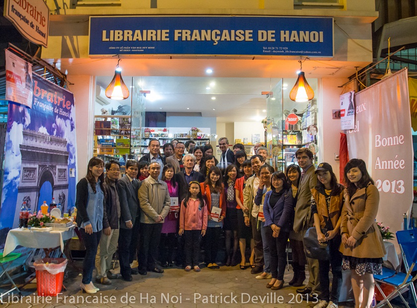 Signature et délicace par l'écrivain Patrick Deville lors d'un buffet convivial le lundi 25 février 2013, de 17h45 à 19h30